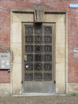 840723 Gezicht op de entree van het voormalige kantoorgebouw van de N.V. Moira Verzekeringsbank (Wolvenstraat 30) te ...